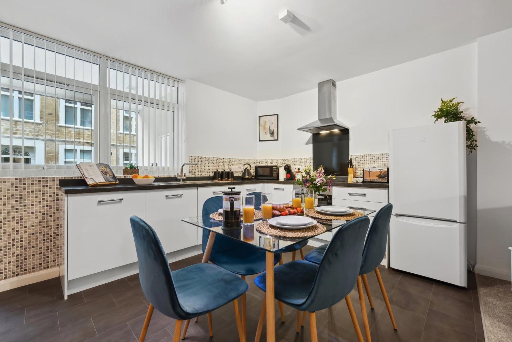 Corinium Lodge - Town Centre Apartment 赛伦塞斯特 外观 照片